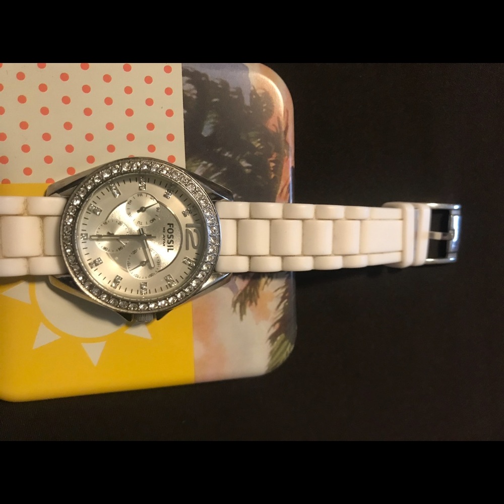 White boyfriend fossil watch